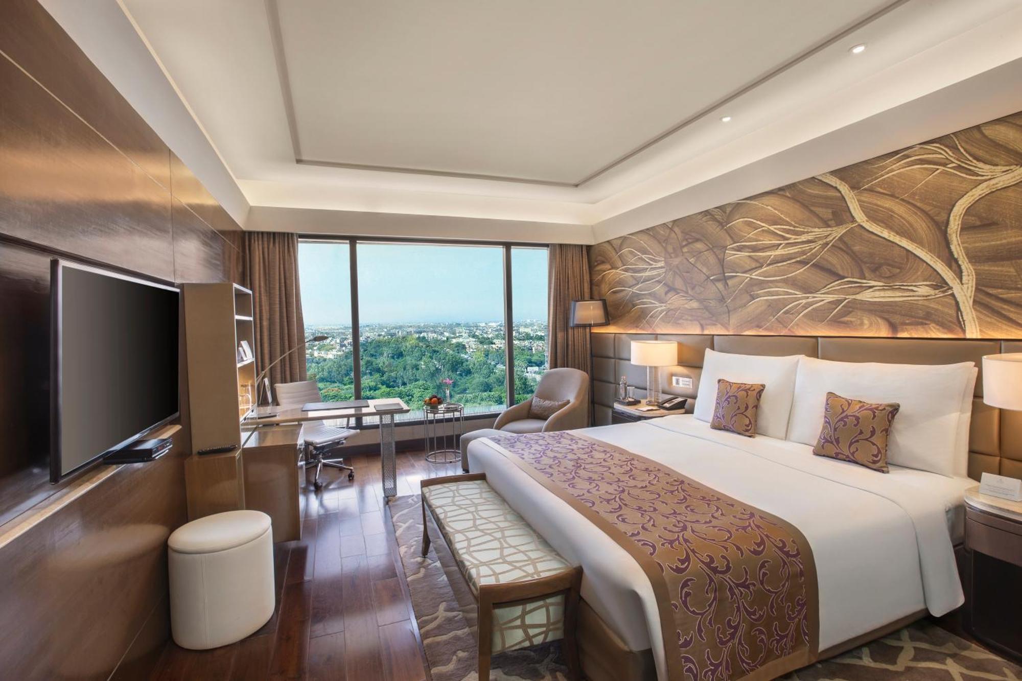 The Leela Ambience Convention Delhi Hotel 5*