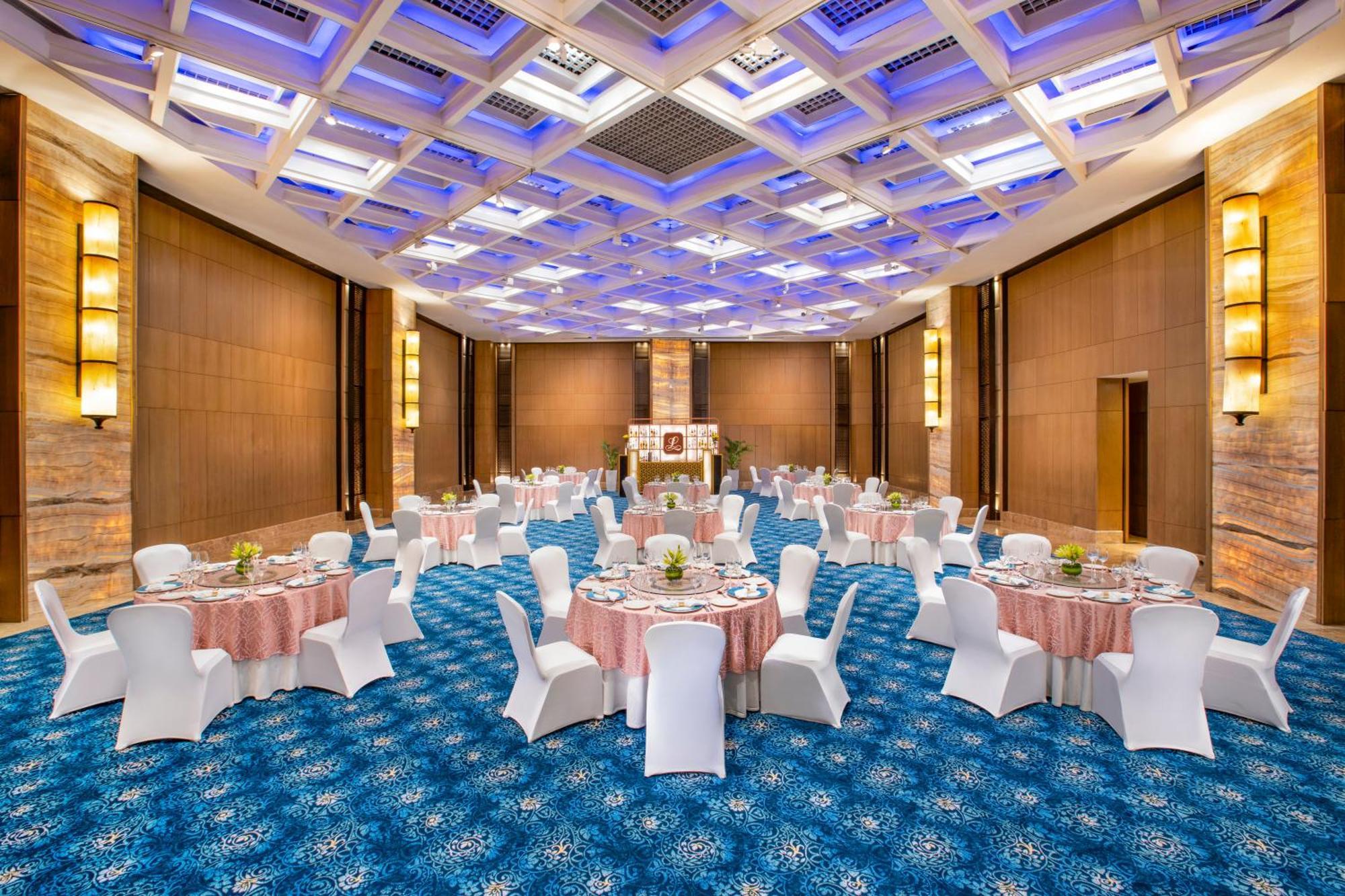The Leela Ambience Convention Delhi Hotel 5*