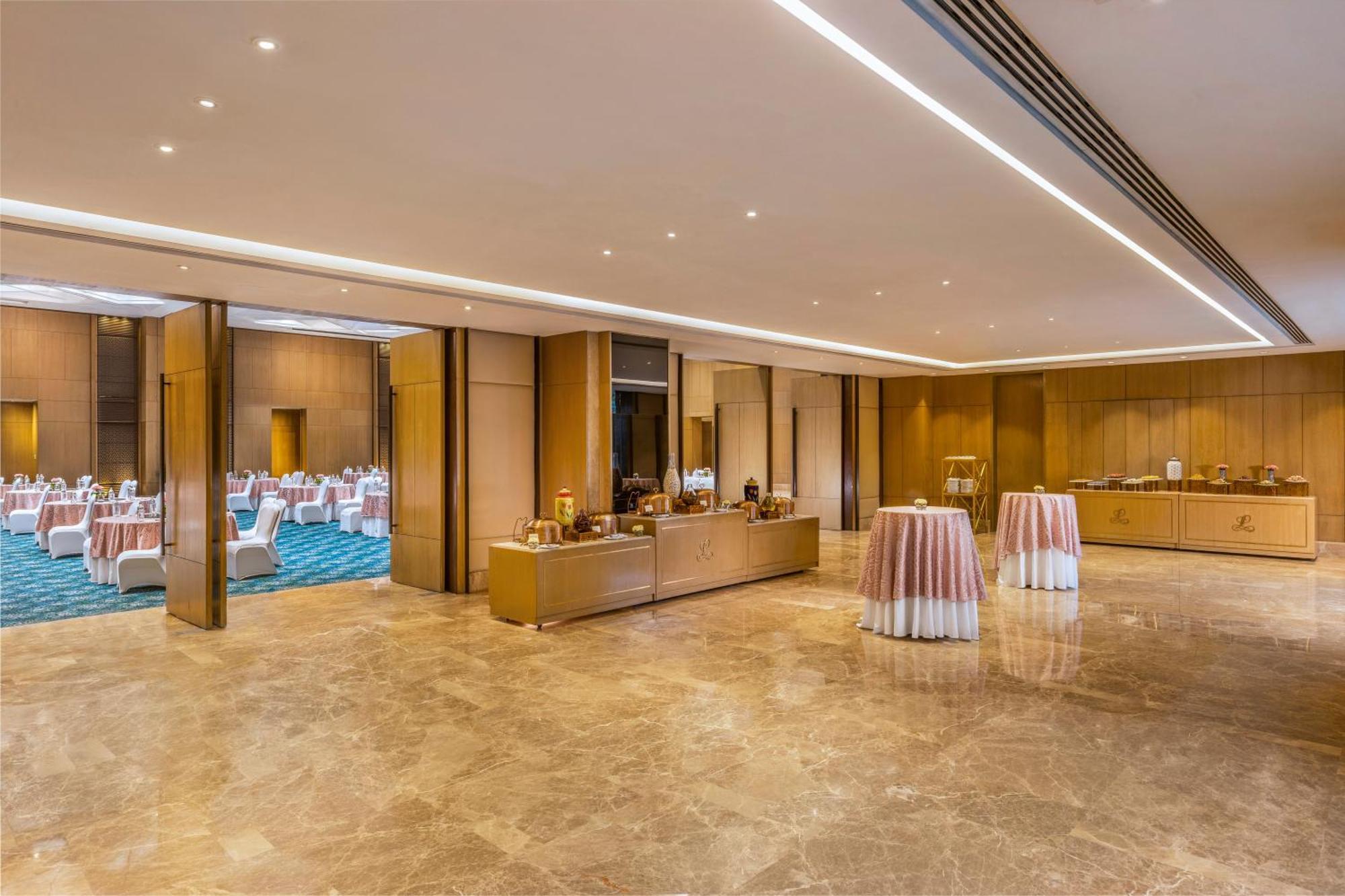 The Leela Ambience Convention Delhi Hotel 5*