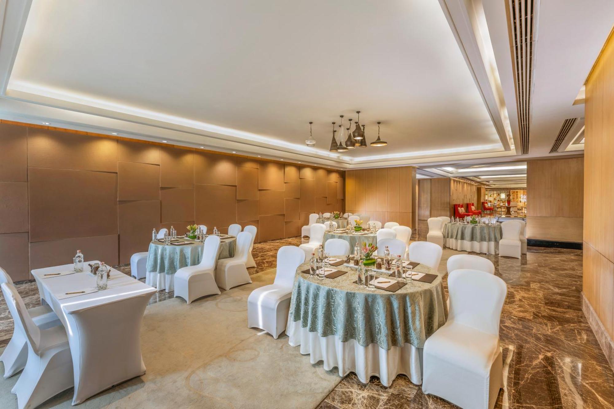 Hotel The Leela Ambience Convention Delhi 5*